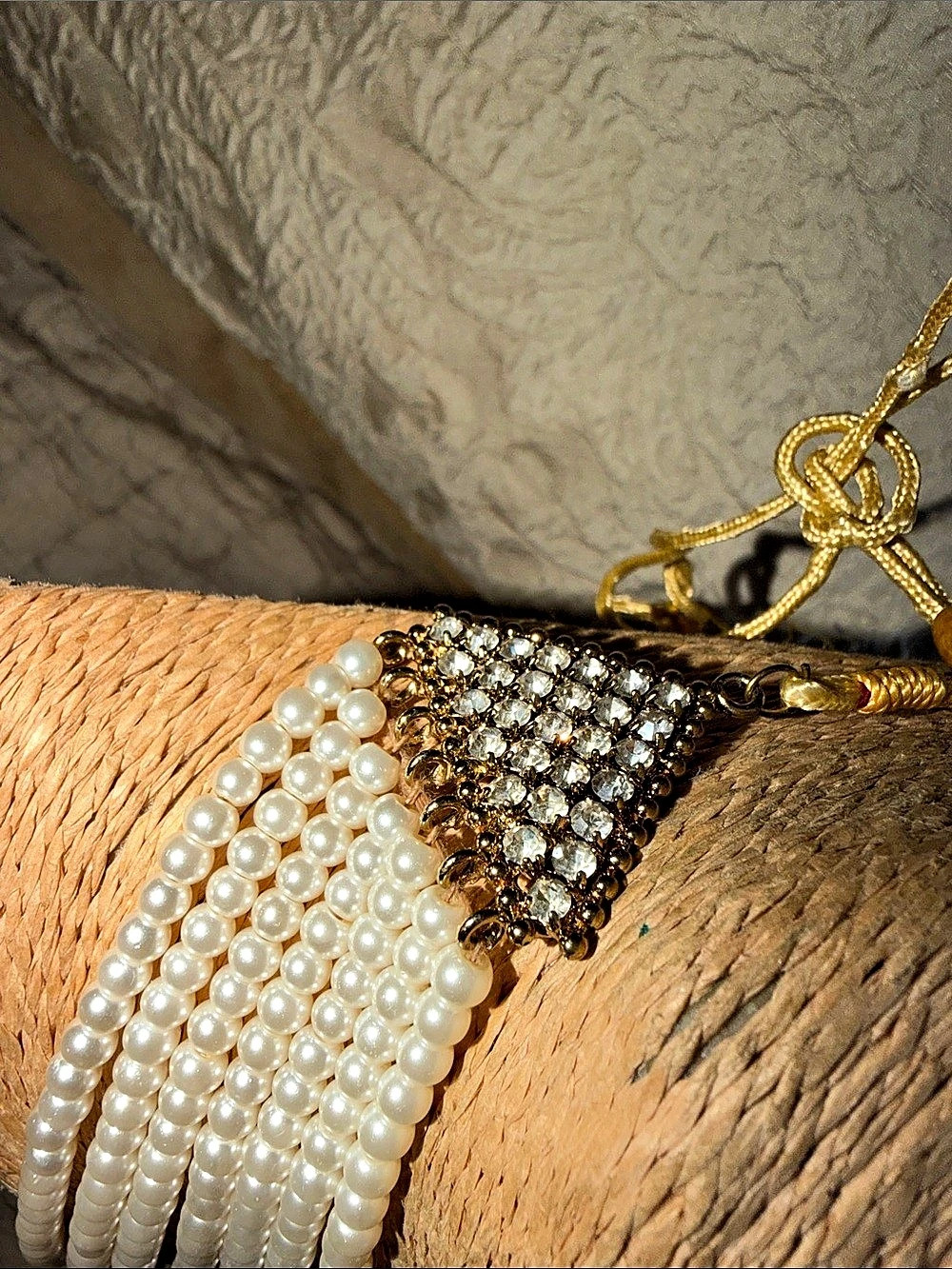 Layered Pearl Statement Necklace in White & Gold Like New - Picture 11 of 15